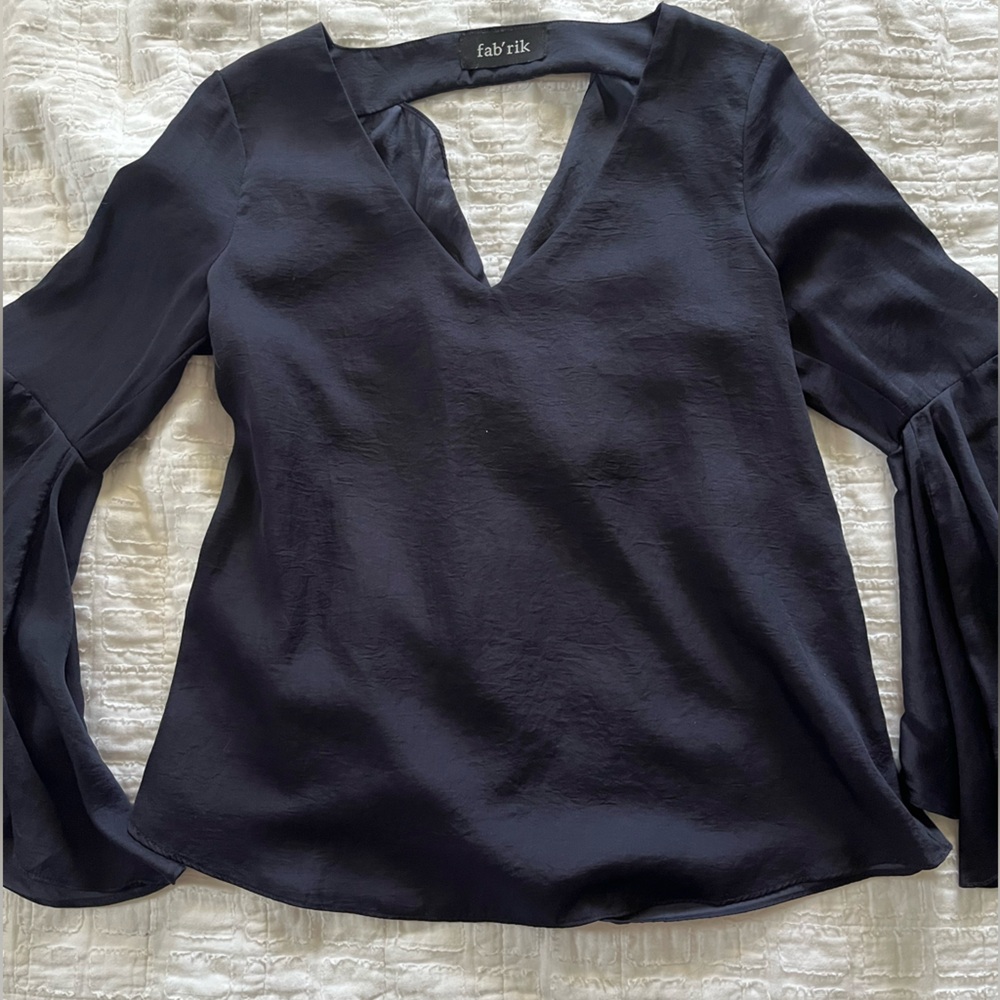 Satin navy blue Fabrik blouse with cut out in back